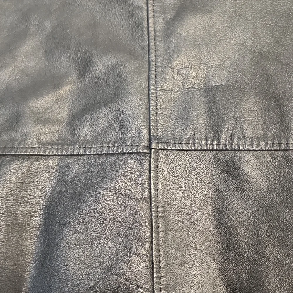 Men's Sleek Black Leather Jacket - Picture 7 of 13